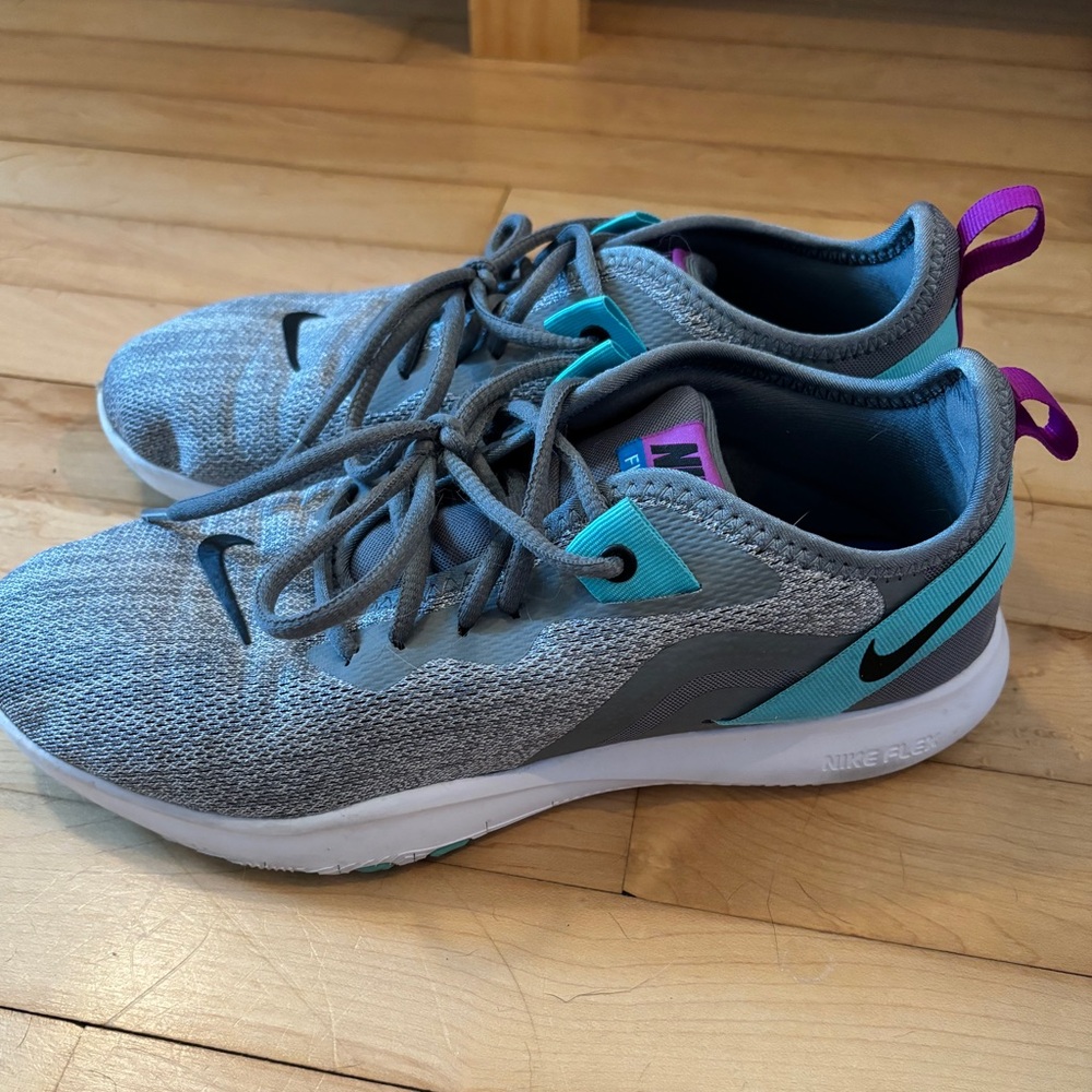 SOLD Size 9 Women’s Nikes